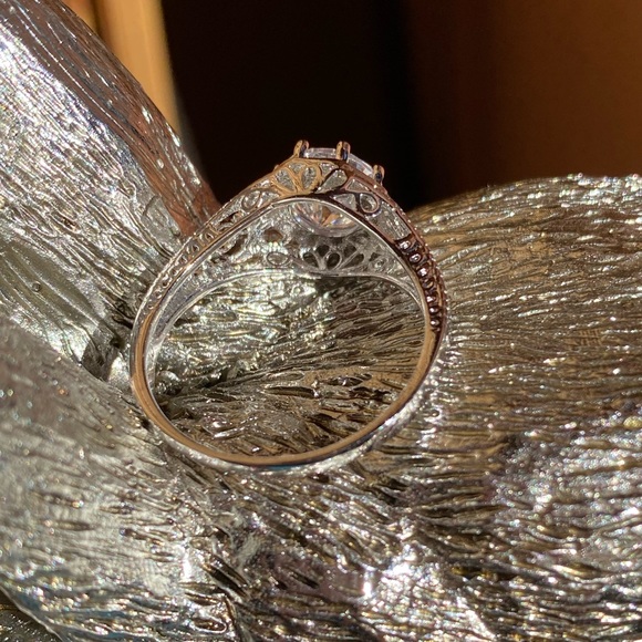 Beautiful CZ silver tone size 8 engagement style ring - Picture 3 of 4